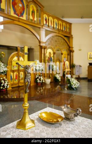 Altare alla chiesa con oggetti cerimoniali per il Battesimo Foto Stock