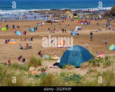 Intensa giornata estiva alla spiaggia di Summerleaze, Bude, Cornovaglia, Regno Unito Foto Stock