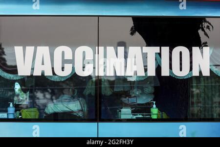 Kuala Lumpur, Kuala Lumpur, Malesia. 11 Giugno 2021. Un medico prepara una dose del vaccino Sinovac in un centro di vaccinazione mobile. Credit: Kepy/ZUMA Wire/Alamy Live News Foto Stock