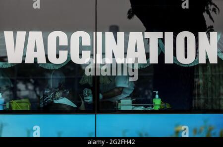 Kuala Lumpur, Kuala Lumpur, Malesia. 11 Giugno 2021. Una donna riceve una dose del vaccino Sinovac contro la malattia del coronavirus (COVID-19) in un centro di vaccinazione mobile. Credit: Kepy/ZUMA Wire/Alamy Live News Foto Stock