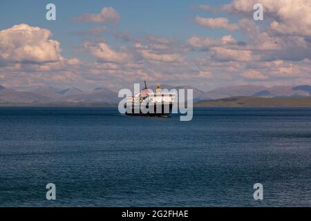 La Caledonian MacBrayne traghetto passeggeri e veicoli 'Isola di Mull, nel mare nelle Ebridi interne della Scozia. Foto Stock