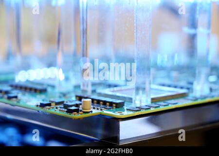 Microchip CPU su piattaforma di elaborazione con tecnologie di intelligenza artificiale. Scheda madre per computer con componenti per server, software e hardware complessi Foto Stock