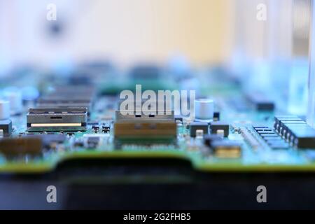 Microchip su piattaforma di elaborazione. Scheda madre per computer con componenti per server, software e hardware complessi Foto Stock