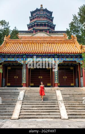Cina viaggi stile di vita Asia turismo estivo. Famosa destinazione cinese. Donna turistica cinese visita tradizionale tempio religioso nella città di Pechino Foto Stock