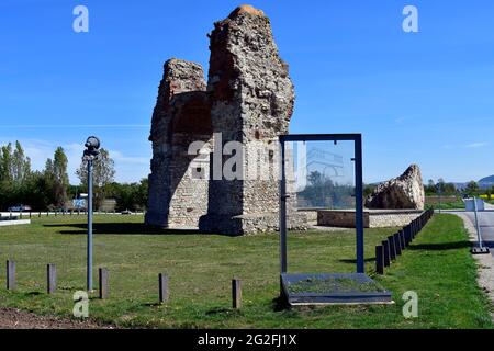 Petronell, Austria - 04 maggio 2021: Bordo con un disegno dell'edificio precedente, l'Heidentor pubblico aka Heathens Gate è la rovina di un trionfo romano Foto Stock