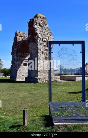 Petronell, Austria - 04 maggio 2021: Bordo con un disegno dell'edificio precedente, l'Heidentor pubblico aka Heathens Gate è la rovina di un trionfo romano Foto Stock