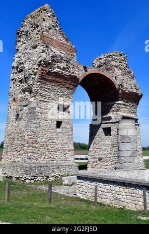 L'Austria, Heidentor pubblico aka Heathens Gate è la rovina di un arco trionfale romano nella ex legionary fortezza Carnuntum situata sul Danubio li Foto Stock