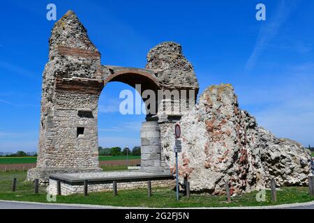 L'Austria, Heidentor pubblico aka Heathens Gate è la rovina di un arco trionfale romano nella ex legionary fortezza Carnuntum situata sul Danubio li Foto Stock