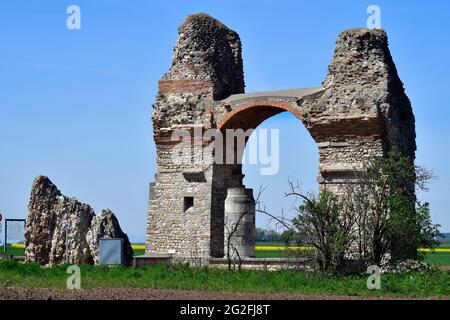 L'Austria, Heidentor pubblico aka Heathens Gate è la rovina di un arco trionfale romano nella ex legionary fortezza Carnuntum situata sul Danubio li Foto Stock