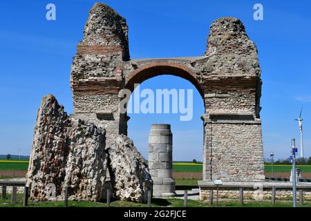 L'Austria, Heidentor pubblico aka Heathens Gate è la rovina di un arco trionfale romano nella ex legionary fortezza Carnuntum situata sul Danubio li Foto Stock