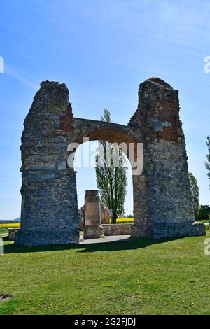 L'Austria, Heidentor pubblico aka Heathens Gate è la rovina di un arco trionfale romano nella ex legionary fortezza Carnuntum situata sul Danubio li Foto Stock