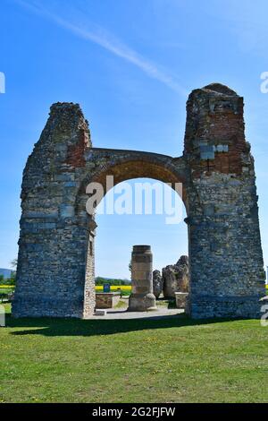 L'Austria, Heidentor pubblico aka Heathens Gate è la rovina di un arco trionfale romano nella ex legionary fortezza Carnuntum situata sul Danubio li Foto Stock