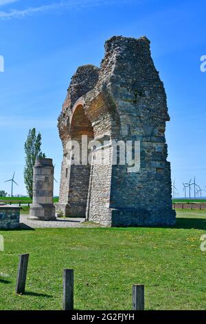 L'Austria, Heidentor pubblico aka Heathens Gate è la rovina di un arco trionfale romano nella ex legionary fortezza Carnuntum situata sul Danubio li Foto Stock