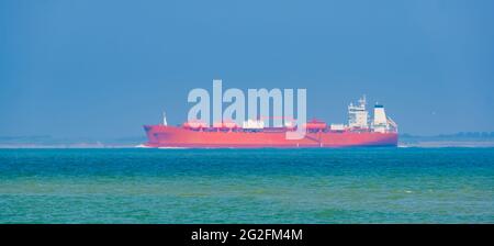 Nave cisterna rossa che trasporta il carico vicino a breskens e vlissingen, Zeeland, Paesi Bassi Foto Stock