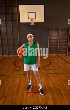 Ritratto di una donna caucasica che tiene la palla Foto Stock