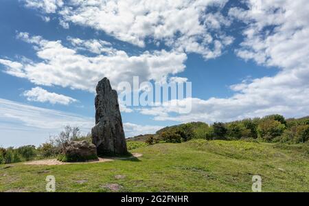 La pietra lunga rimane dell'ingresso ad un lungo barvo neolitico sopra il villaggio di Mottistone sull'isola di Wight Foto Stock