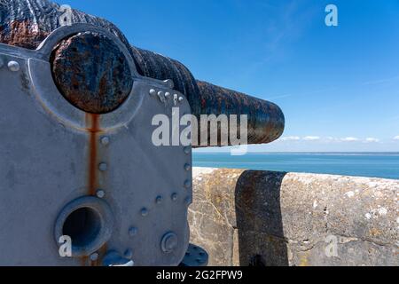 Pistola di artiglieria pesante sul terreno della sfilata della vecchia batteria che domina gli aghi sull'isola di Wight Hampshire Regno Unito Foto Stock