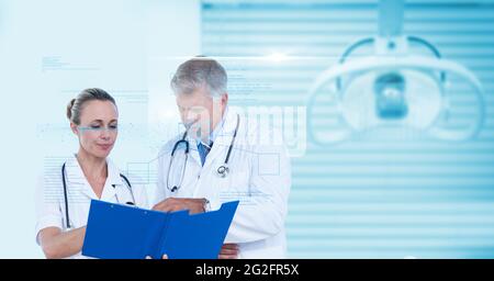 Composizione dello schermo con i dati medici e le icone sui medici di sesso maschile e femminile che discutono Foto Stock