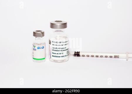 Flaconcino multidose di vaccino di Covid-19 AstraZeneca con la dose di vaccino di Sinopharm COVID-19 che sono due vaccini usati a livello internazionale Foto Stock