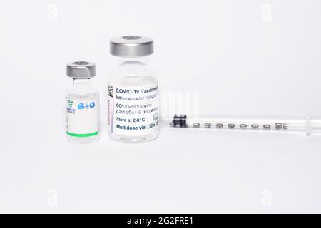 Flaconcino multidose di vaccino di Covid-19 AstraZeneca con la dose di vaccino di Sinopharm COVID-19 che sono due vaccini usati a livello internazionale Foto Stock