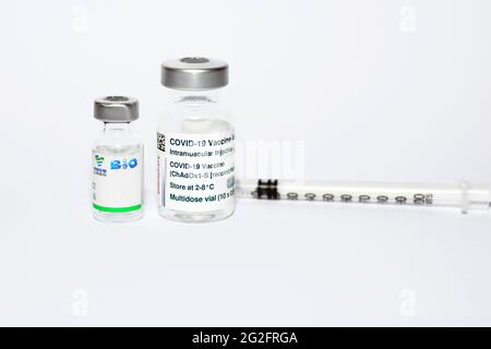 Flaconcino multidose di vaccino di Covid-19 AstraZeneca con la dose di vaccino di Sinopharm COVID-19 che sono due vaccini usati a livello internazionale Foto Stock