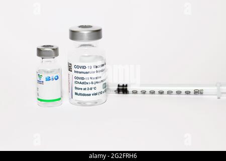 Flaconcino multidose di vaccino di Covid-19 AstraZeneca con la dose di vaccino di Sinopharm COVID-19 che sono due vaccini usati a livello internazionale Foto Stock