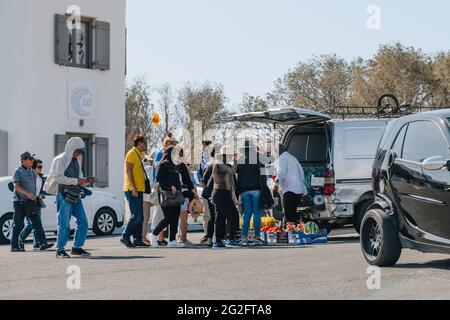 Ana Mera, Grecia - 24 settembre 2019: La gente che compra frutta e verdura da un venditore di strada del furgone in Ana Mera, una città sull'isola di Mykonos famosa per me Foto Stock