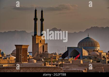 Vista dei tetti e dello skyline di Yazd con le badgirs, windcatchers, Yazd, Iran. Foto Stock