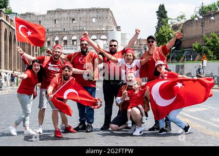 Roma, Italia. 11 Giugno 2021. Un gruppo di amici si acclamano di fronte al Colosseo a Romee con le loro bandiere nazionali turche. Gli amici di Frome Stuttgart hanno biglietti per la partita di apertura della Turchia contro l'Italia e hanno viaggiato a Romee per la partita. Il Campionato europeo di calcio inizia il 11 giugno a Romee con la partita di apertura tra Turchia e Italia. Credit: Attias Balk/dpa/Alamy Live News Foto Stock