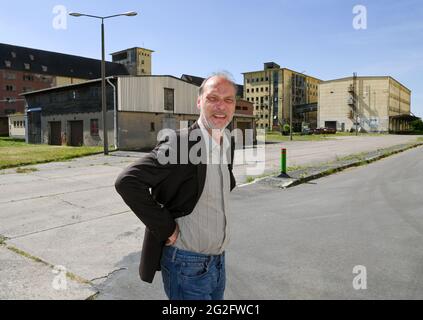 Pasewalk, Germania. 10 Giugno 2021. L'attore Martin Brambach, come Ronnie, è sul punto di filmare il film televisivo 'McLenBurger - Once in a Lifetime' sui terreni di una ex fattoria di DDR. Nella commedia di ARD Degeto, il più giovane manager di mensa del GDR Times apre un ristorante con hamburger fatti in casa e altre specialità regionali. Affronta la concorrenza di una catena di hamburger nella regione. Le riprese si svolgono a Meclemburgo-Pomerania occidentale e Berlino. Credit: Jens Kalaene/dpa-Zentralbild/dpa/Alamy Live News Foto Stock