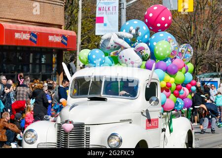 Toronto 2016 Beaches Lions Club Easter Parade: Auto d'epoca. La sfilata celebra il 50° anniversario nella Queen Street East durante la domenica di Pasqua Foto Stock