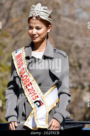 Toronto 2016 spiagge Lions Club Easter Parade: Miss Globe 2015. La sfilata celebra il 50° anniversario nella Queen Street East durante la domenica di Pasqua Foto Stock