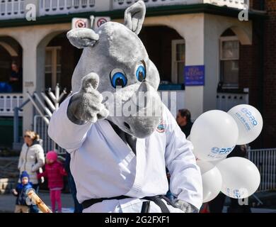 Toronto 2016 Spiagge Lions Club Easter Parade festeggia il cinquantesimo anniversario in Queen Street East durante la Domenica di Pasqua Foto Stock