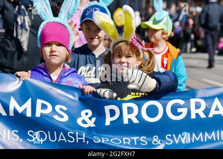 Toronto 2016 Spiagge Lions Club Easter Parade festeggia il cinquantesimo anniversario in Queen Street East durante la Domenica di Pasqua Foto Stock