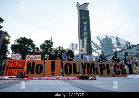 Tokyo, Giappone. 11 Giugno 2021. Gli attivisti anti-olimpici tengono cartelli durante una protesta al di fuori del quartier generale del Comitato organizzatore di Tokyo 2020. La protesta si è tenuta dopo la conferenza stampa settimanale del presidente Seiko Hashimoto, 2020 di Tokyo. Gli attivisti sostengono di tenere una protesta ogni venerdì, chiamando gli organizzatori a fermare i Giochi. Credit: Rodrigo Reyes Marin/ZUMA Wire/Alamy Live News Foto Stock