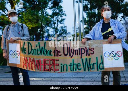 Tokyo, Giappone. 11 Giugno 2021. Gli attivisti anti-olimpici protestano fuori dal quartier generale del Comitato organizzatore di Tokyo 2020. La protesta si è tenuta dopo la conferenza stampa settimanale del presidente Seiko Hashimoto, 2020 di Tokyo. Gli attivisti sostengono di tenere una protesta ogni venerdì, chiamando gli organizzatori a fermare i Giochi. Credit: Rodrigo Reyes Marin/ZUMA Wire/Alamy Live News Foto Stock