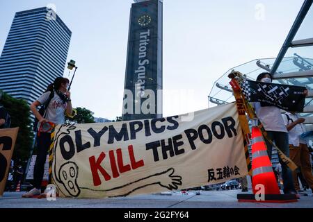 Tokyo, Giappone. 11 Giugno 2021. Gli attivisti anti-olimpici protestano fuori dal quartier generale del Comitato organizzatore di Tokyo 2020. La protesta si è tenuta dopo la conferenza stampa settimanale del presidente Seiko Hashimoto, 2020 di Tokyo. Gli attivisti sostengono di tenere una protesta ogni venerdì, chiamando gli organizzatori a fermare i Giochi. Credit: Rodrigo Reyes Marin/ZUMA Wire/Alamy Live News Foto Stock