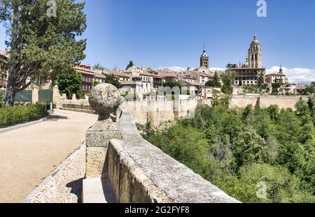 Passeggiata pedonale che costeggia le mura medievali di Segovia Foto Stock