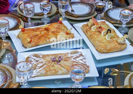 Cibo marocchino. Tre torte di pesce marocchine (pastilla). Mangiare servito al matrimonio Foto Stock