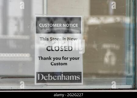 Cartello chiuso nella vetrina di Debenhams in High Street, Southend on Sea, Essex, UK. Avviso del cliente. Questo negozio è ora chiuso, grazie su misura Foto Stock