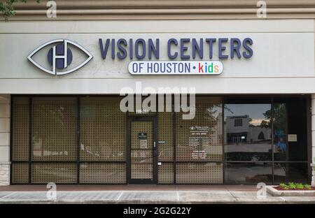 Houston, Texas USA 05-14-2021: Centro di visione di Houston Kids costruzione esterno a Houston, TX. Catena locale di negozi professionali per la cura degli occhi. Foto Stock