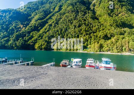 PETROHUE, CILE - 25 MARZO 2015: Barche ancorate al fiume Petrohue nel villaggio di Petrohue, Cile Foto Stock