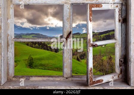 Vista attraverso una finestra sulla campagna Foto Stock