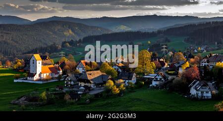 Saig nella luce serale con la chiesa St.Johannes der Täufer, Lenzkirch, Foresta Nera, Baden-Wuerttemberg, Germania Foto Stock