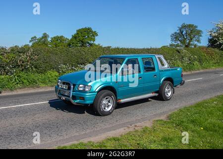 1998 90s anni '90 Isuzu KB blu 2800cc diesel, pick-up con cabina doppia, in rotta per Capesthorne Hall Classic maggio car show, Cheshire, Regno Unito Foto Stock