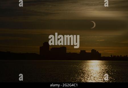 Giugno 10 Solar Eclipse mostra un'eclissi parziale sul centro di Ottawa, Ontario Foto Stock