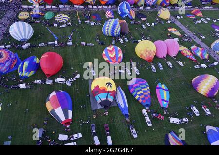 Vista aerea dei mongolfiera sul campo, preparandosi per l'ascensione. Foto Stock