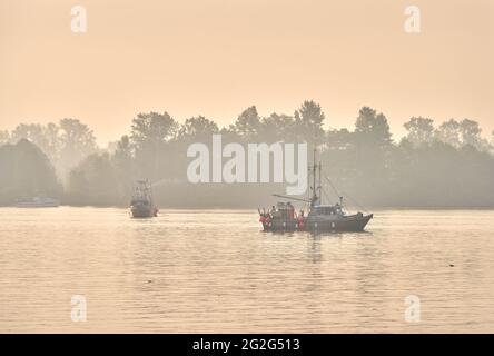 Richmond, British Columbia, Canada - 15 agosto 2018. Pescatori di Gillnetter con Nets set. Gillnetters, con reti fuori, pesca per il salmone sul Fraser Foto Stock