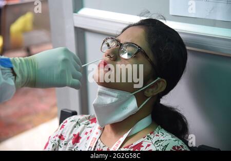 Guwahati, Guwahati, India. 11 Giugno 2021. Un operatore sanitario prende il tampone nasale da una giornalista donna per il test COVID-19 al club stampa Guwahati a Guwahati Assam India Venerdì 11 Giugno 2021 Credit: Dasarath Deka/ZUMA Wire/Alamy Live News Foto Stock