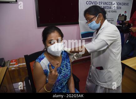 Guwahati, Guwahati, India. 11 Giugno 2021. Una giornalista riceve l'iniezione COVID-19 al club stampa Guwahati a Guwahati Assam India venerdì 11 giugno 2021 Credit: Dasarath Deka/ZUMA Wire/Alamy Live News Foto Stock